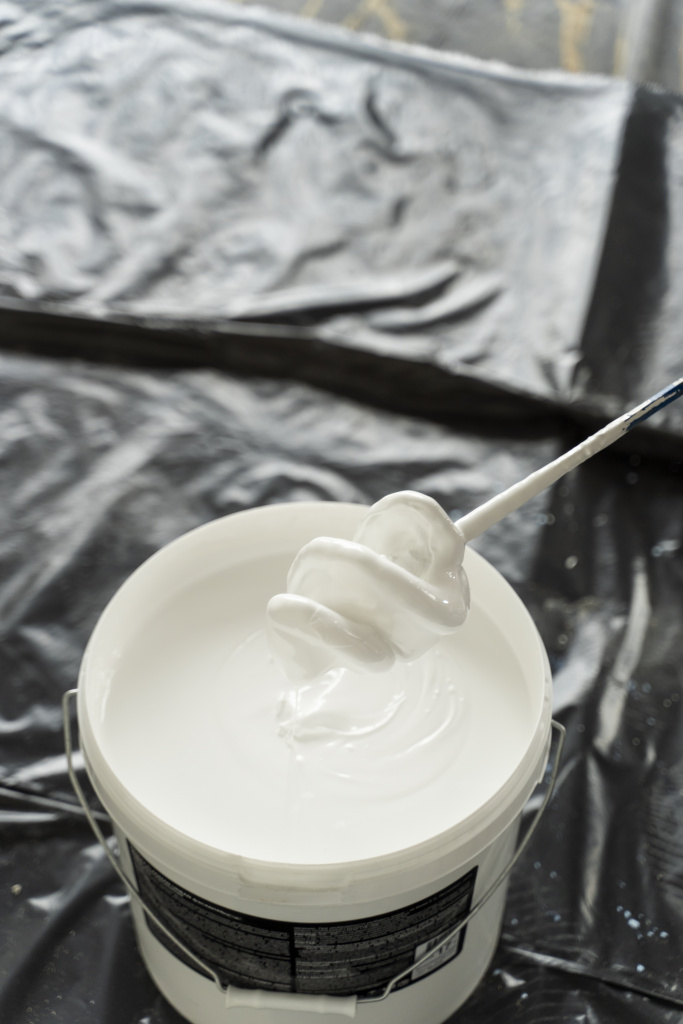 ведро с белой краской для отделочных работ